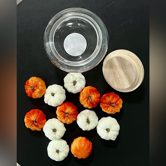 NWT Fall Decor Glass Jar with Orange and White Felt Pumpkins 1.2L Holiday - Picture 5 of 11